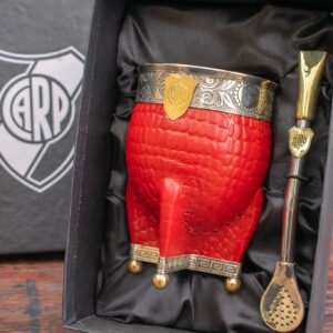 imperial de cuero crocco rojo con virola de alpaca con dije bronce de river plate y base reforzada con bolita de bronce